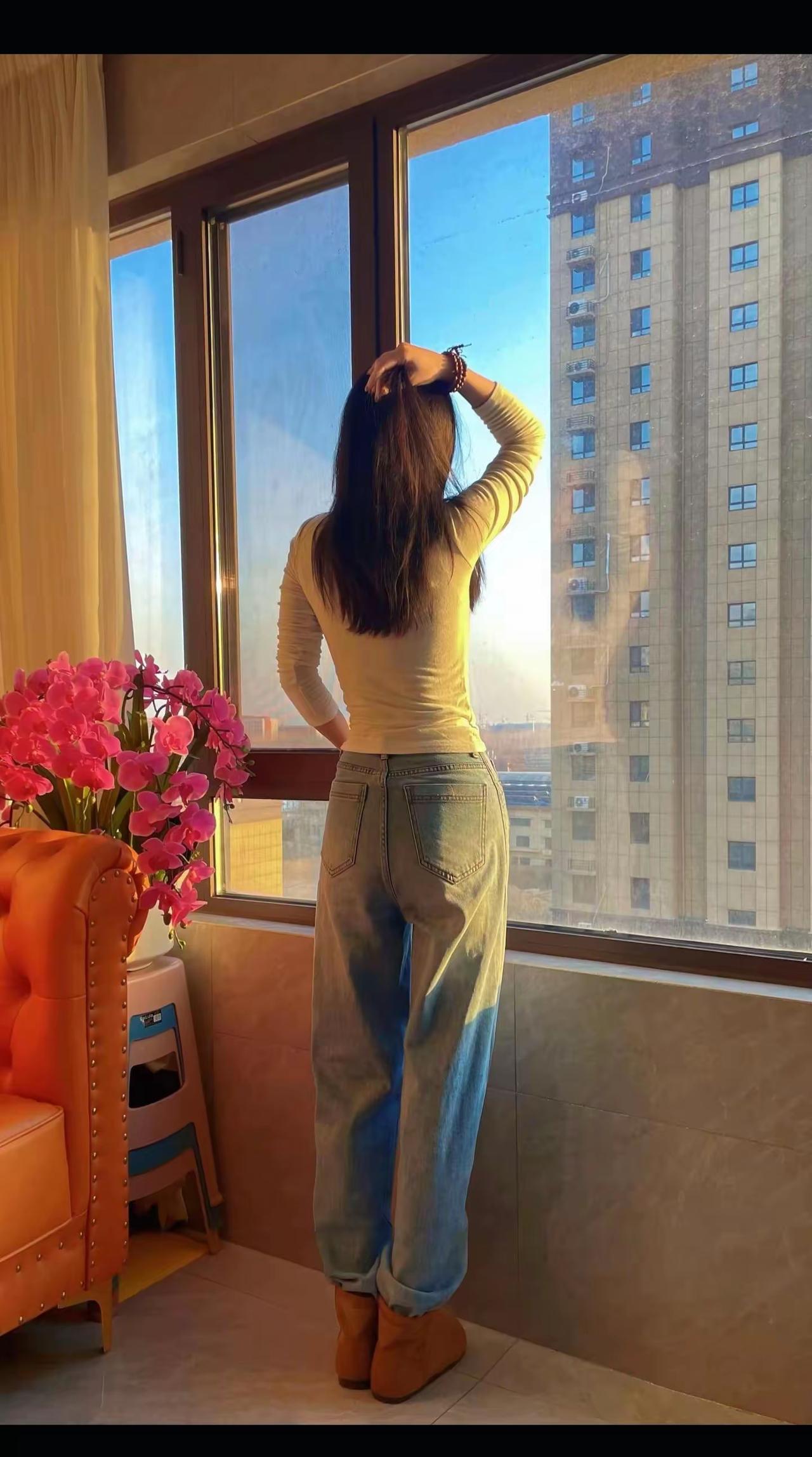 窗边的光，温柔了整个午后，简单穿搭也藏着松弛的美好。