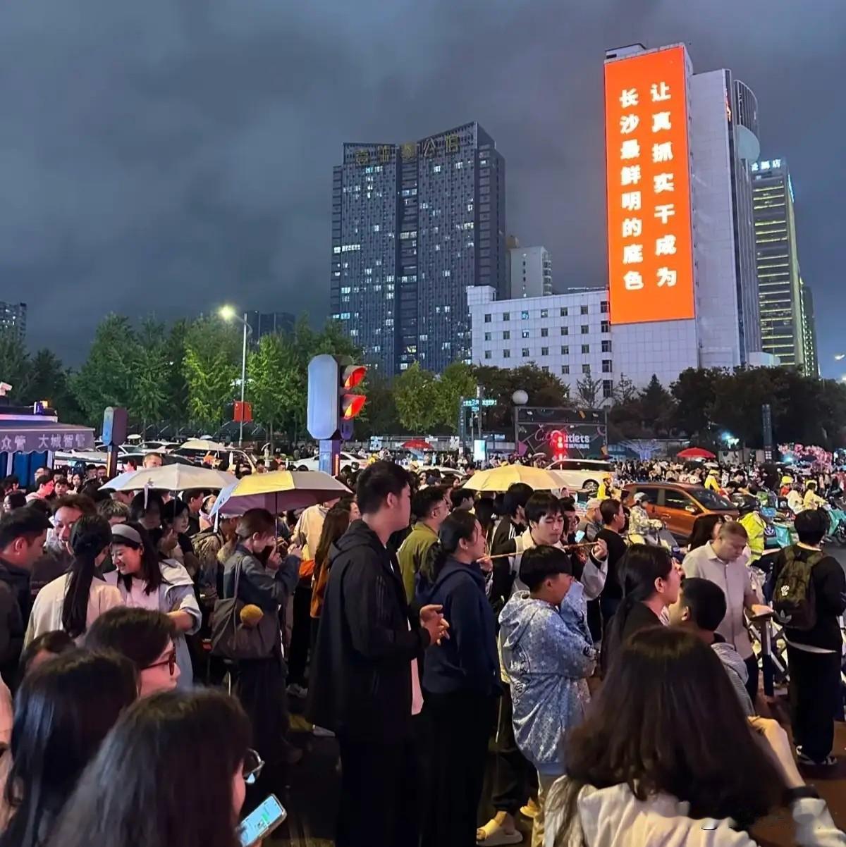 国庆假期的长沙真的把“顶流网红城市”的牌面拉满了。
1号当天飘了整宿的冷雨，我路