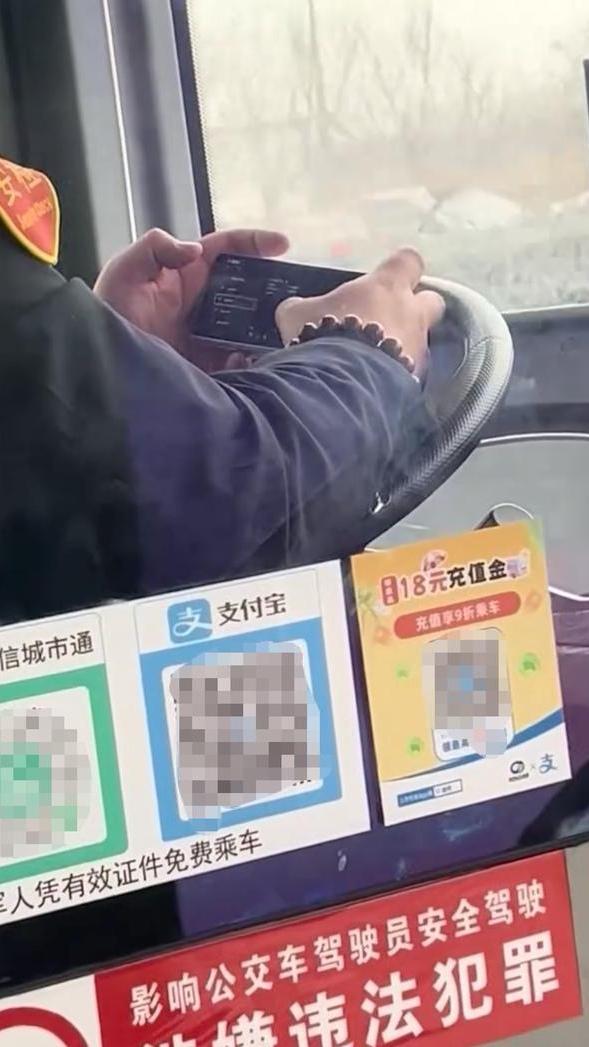 这公交司机摸鱼摸的有点过了
近日，有河北网友通过社交平台发视频称，他在乘坐公交车