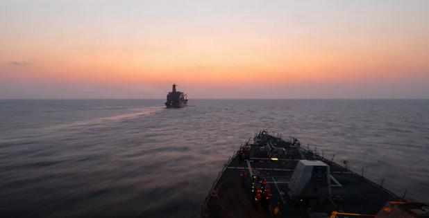 美海军首度开火拦截扣押伊朗船只

19日，美国参加封锁海峡的导弹驱逐舰“斯普鲁恩