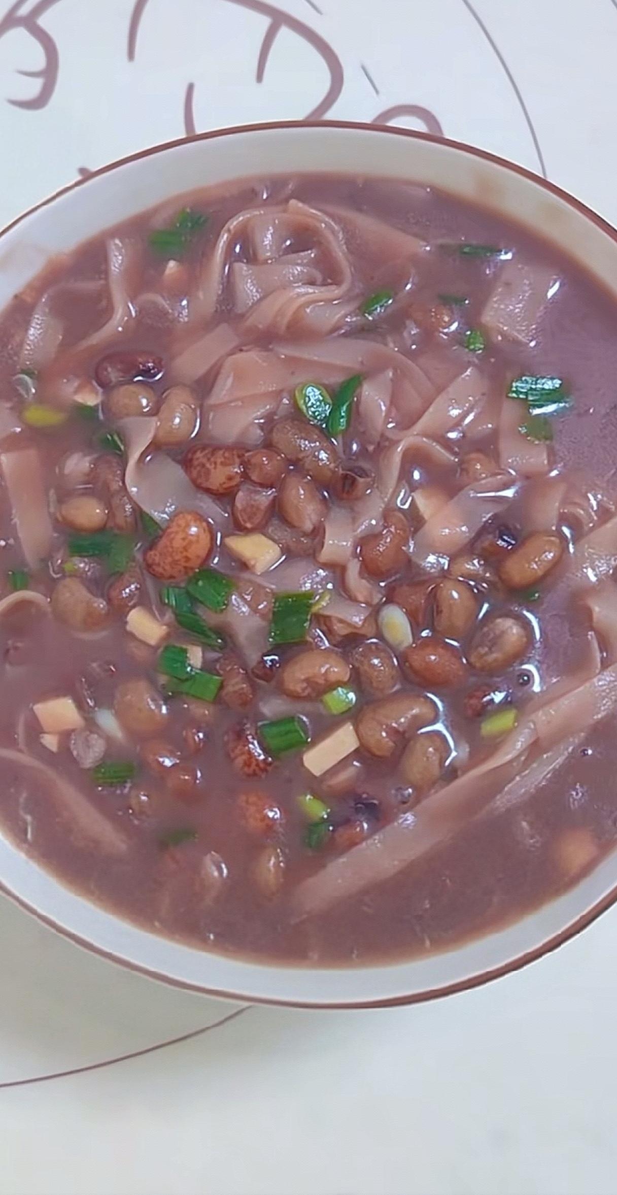 昨天刷到一个美食博主发的“韩城红甜面”的视频，勾起了我记忆中的一道家乡美食“红豆