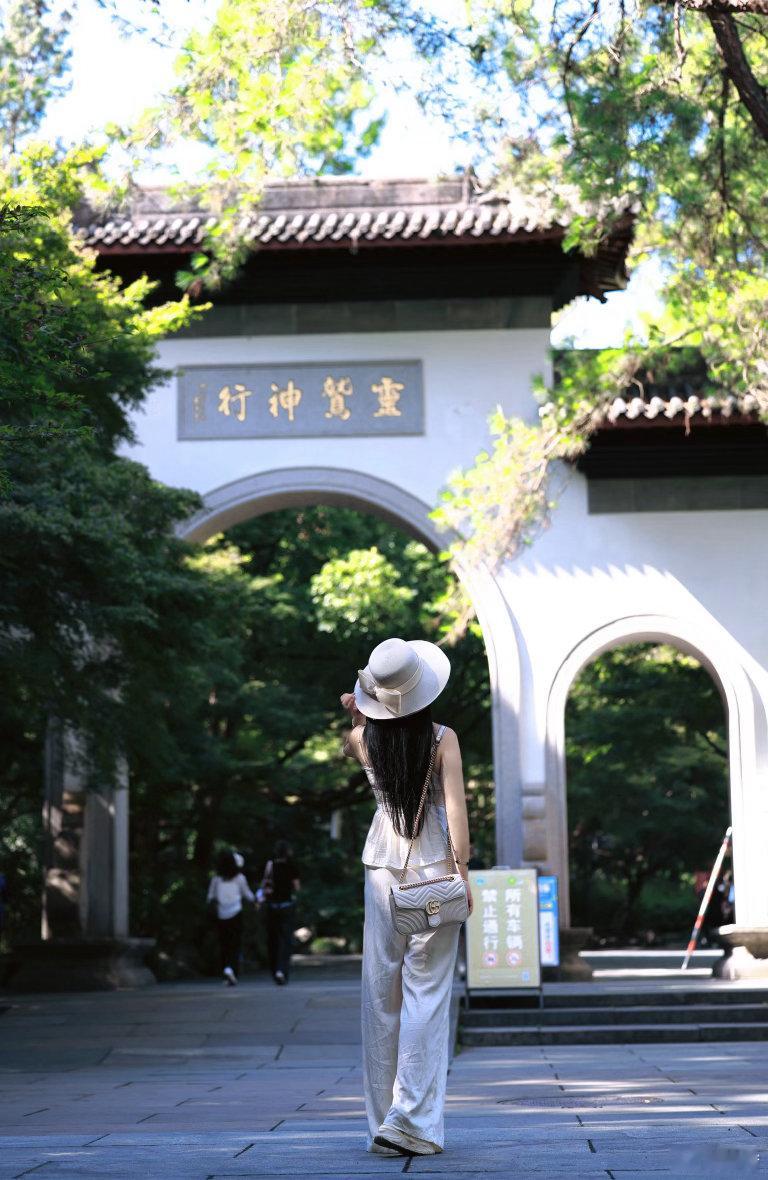 生活一半烟火，一半期许不慌不忙，向阳而行尽力就好，允许所有发生  ​​​