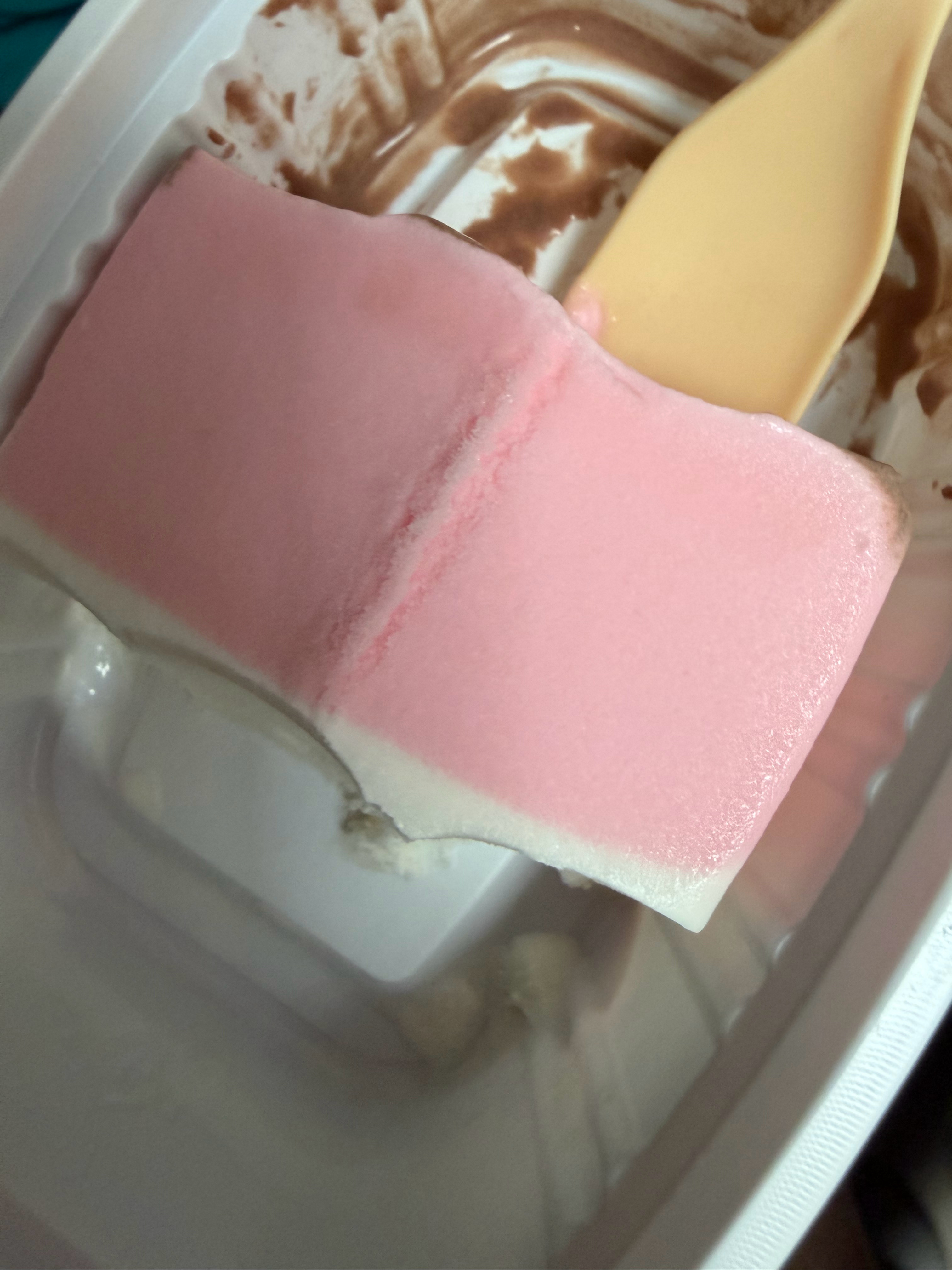 我和闺蜜都喜欢吃三色杯，而且吃的顺序也是一样的，先咖啡，中香草，后草莓。区别在于