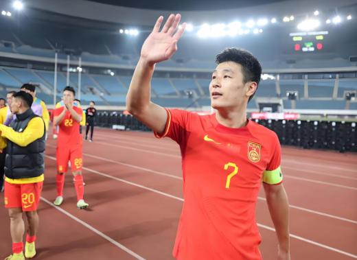 2026年美加墨世界杯淘汰赛的首场对决，用一场极致的攻守拉锯和读秒绝杀，让全世界