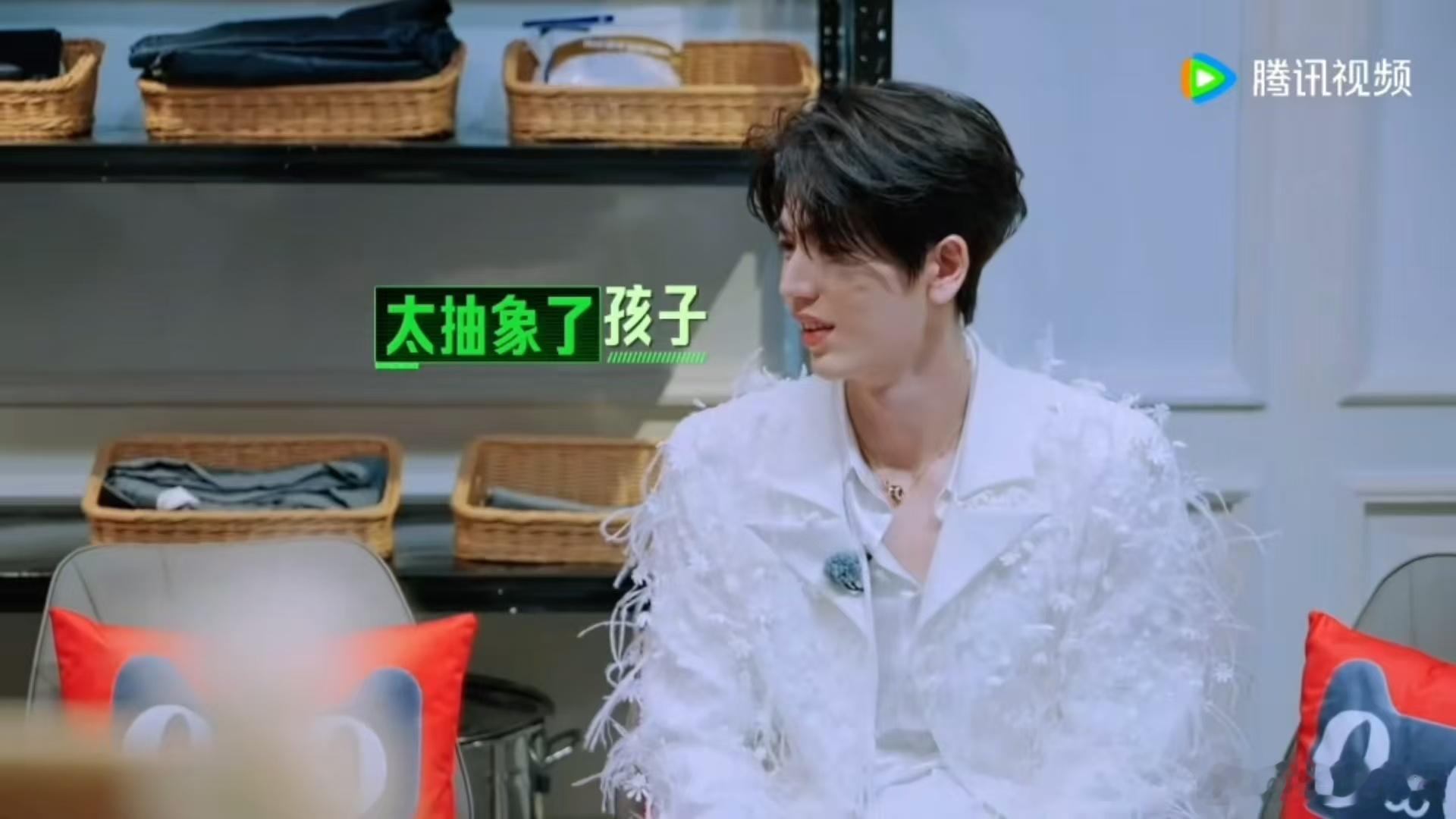丁程鑫对张凌赫翻白眼丁程鑫装狠开始推理吧 救命，丁程鑫那句“我要烧死大家”配上那