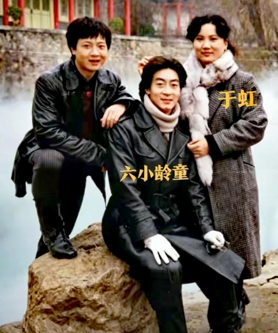 早年的珍贵合影，六小龄童一身皮衣英气十足，身旁是妻子于虹，还有一位好友相伴。
几