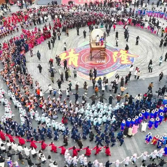 这是一个温暖而充满活力的画面，展现了贵州晴隆冬夜独特的乡村文化魅力。篝火映红了夜