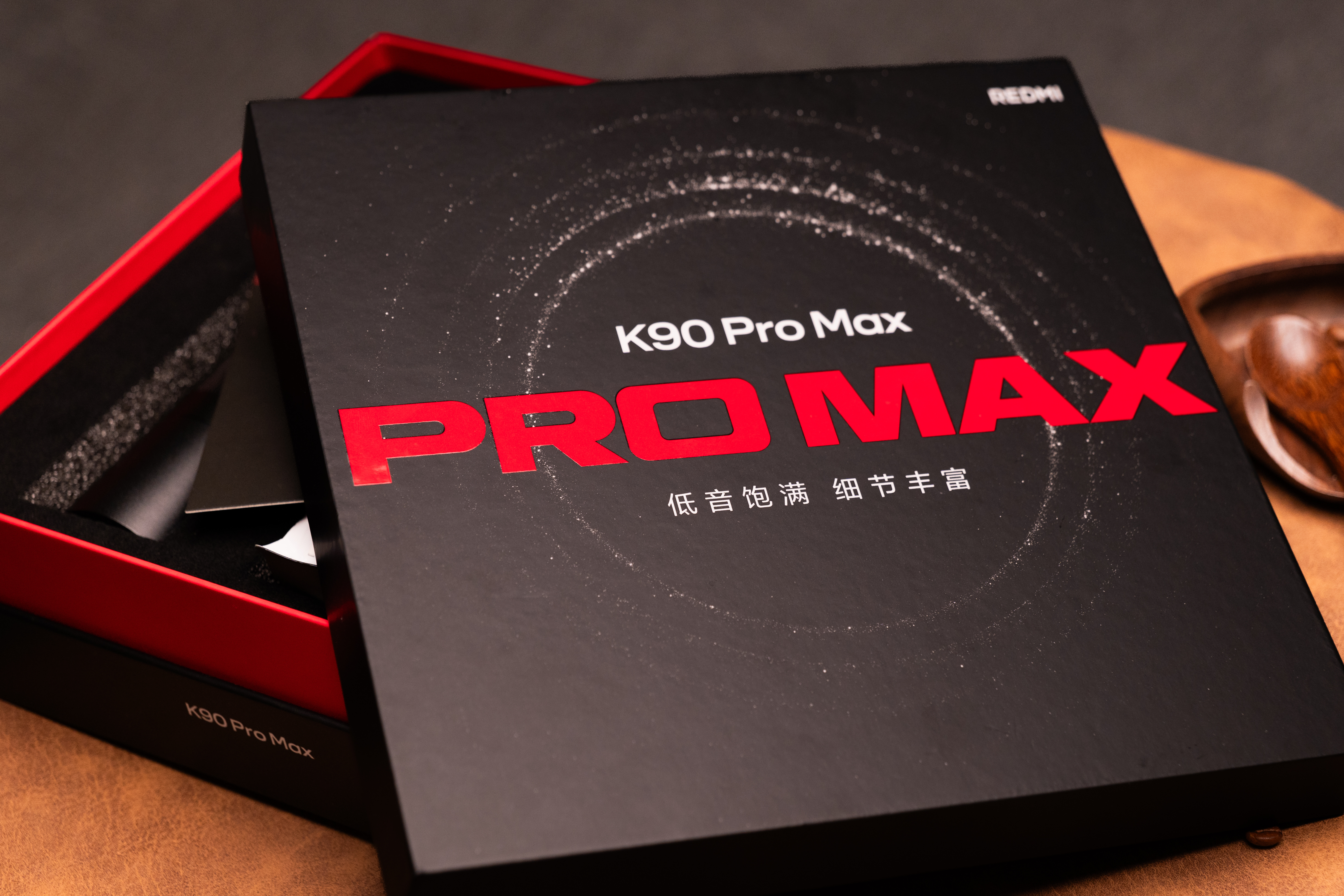 收到了 Redmi K90 Pro Max 邀请函，手摇咖啡研磨机跟咖啡豆。意思