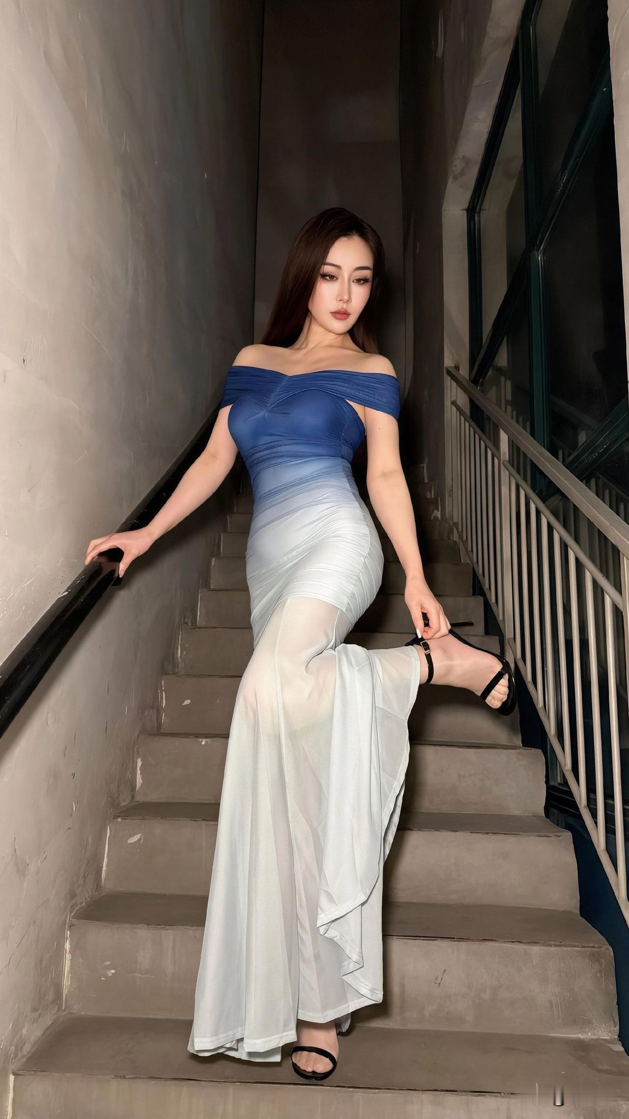 蓝色连衣裙搭配黑色高跟鞋，优雅坐楼梯，尽显女性魅力！