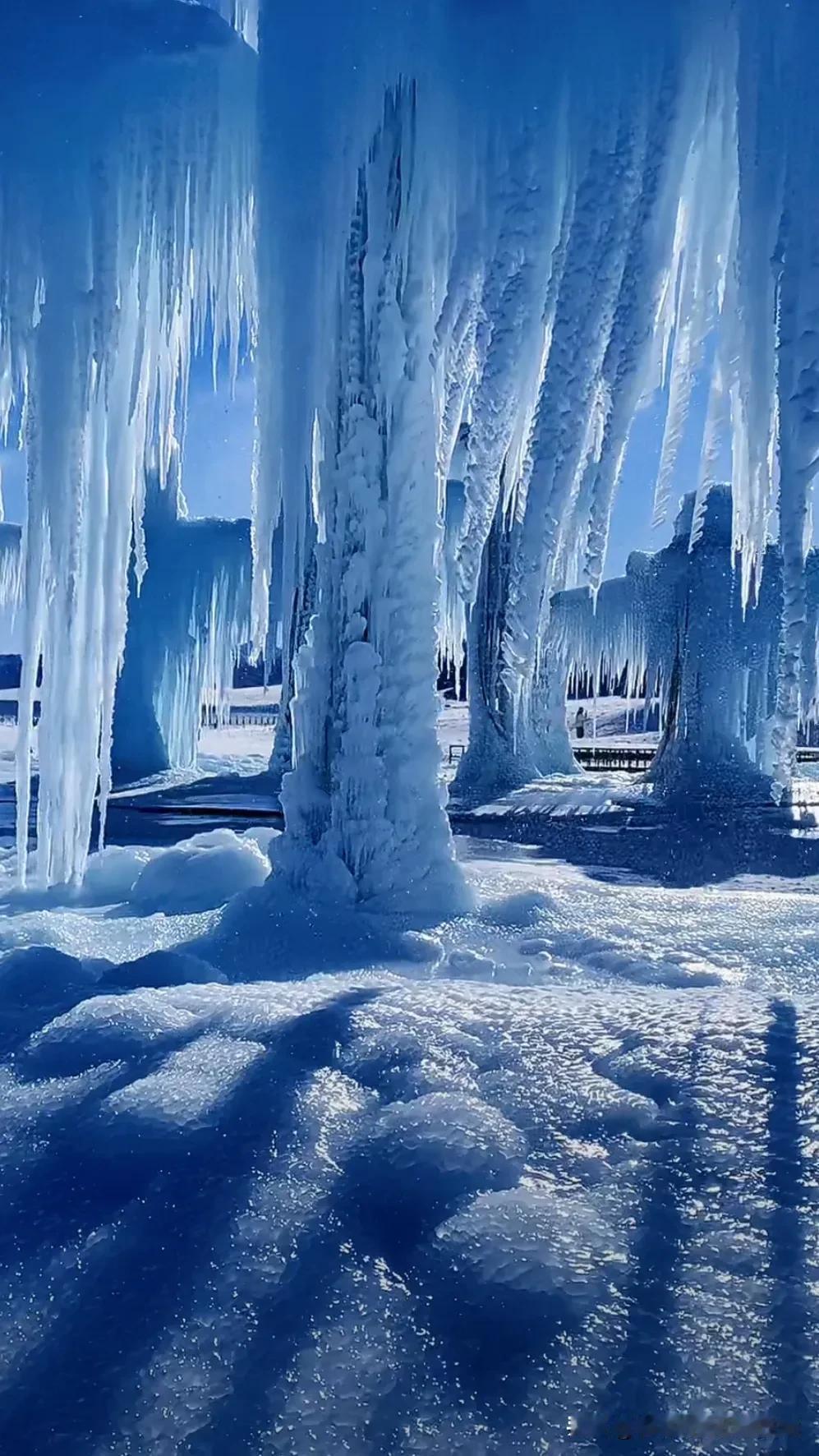 冰天雪地映寒光，银装素裹似仙境。🎥霜雪漫天 山高雾凇美 美丽的秋雪 冬景描写 