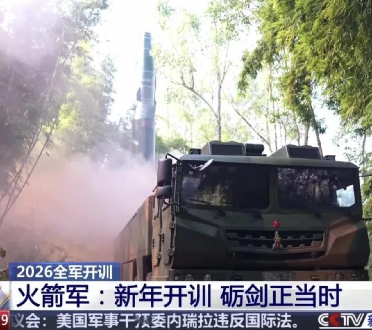 来了，来了，东风-17已经可以公开展示了。

而且一下子就拉出来是十几枚，感觉库