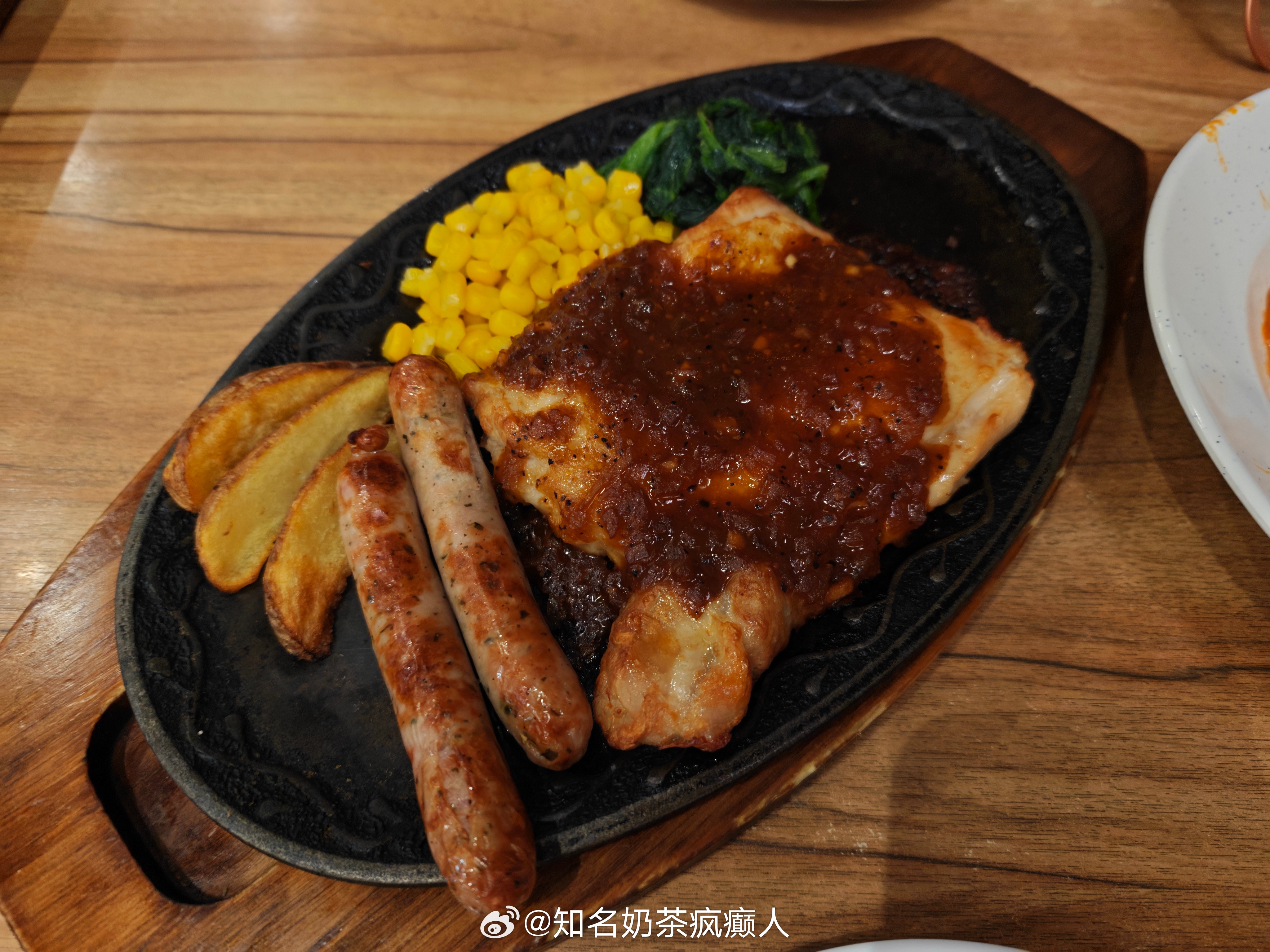 我就说我今天猪瘾犯了[泪奔]中午多吃了几口米饭🍚我狠打饭的大叔，说了一点点，一