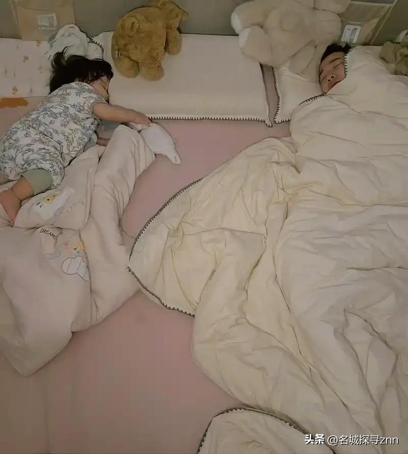 江苏一家三口妈妈睡前躺在床上玩手机，女儿和爸爸都已入睡，妈妈无意间一扭头，突然发