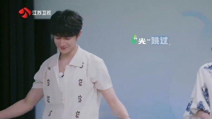 夏之光高卿尘团播初体验 本来以为只是简单的串门互动，结果收获高质量即兴舞蹈，夏之