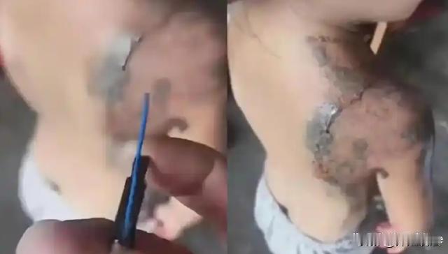 广西，一个小女孩正在澡盆里洗澡，12岁的哥哥想要跟她闹着玩，拿着一个类似电机的东