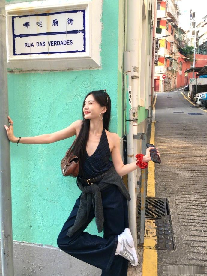 李一桐九宫格好会拍李一桐晒澳门游玩九宫格，穿行澳门复古街巷，在网红绿墙前留下美照