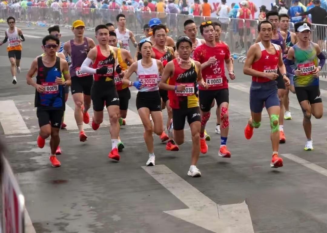 今天，浙江丽水马拉松，前“最快女护士”——张水华以2小时35分49秒（最终成绩需