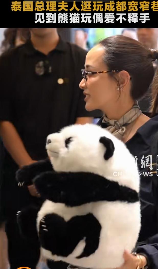 2026年7月18日，泰国总理夫人塔娜农在成都宽窄巷子逛玩时，对熊猫玩偶那叫一个