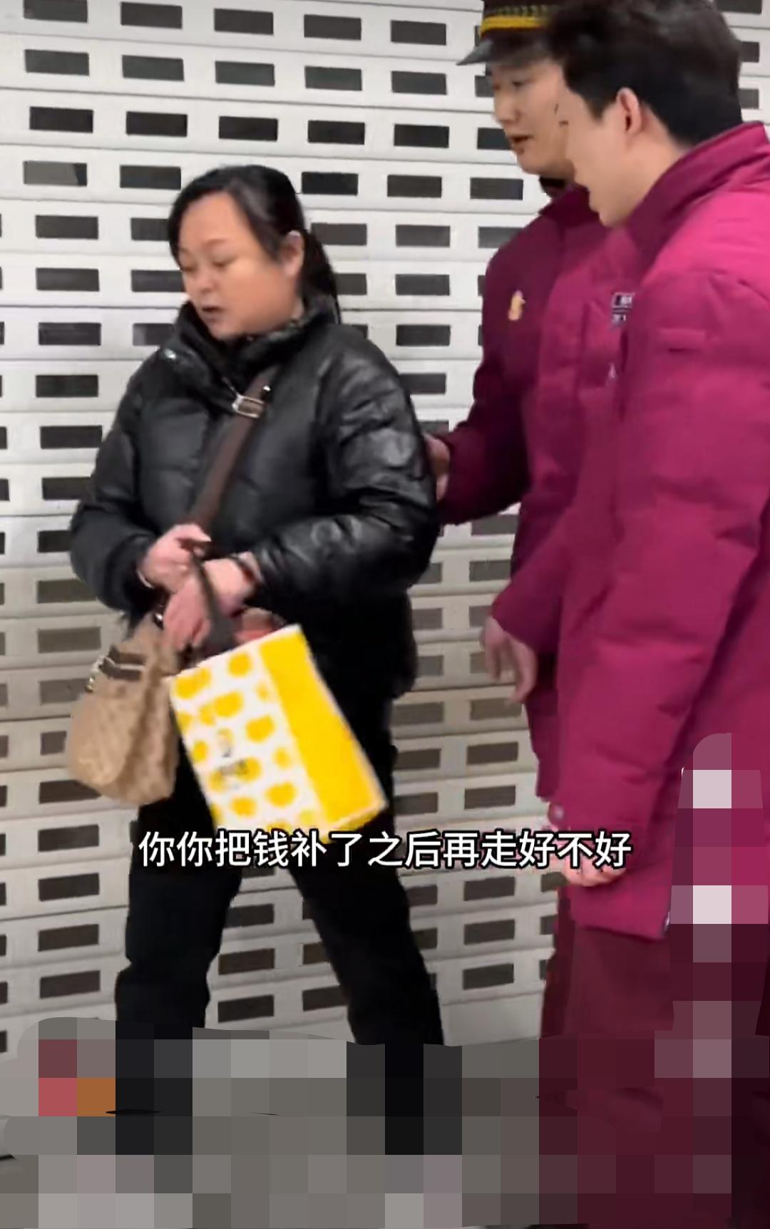 武汉地铁，年轻女子刷老年卡被逮个正着。工作人员称女子总共已经刷了100多回、10