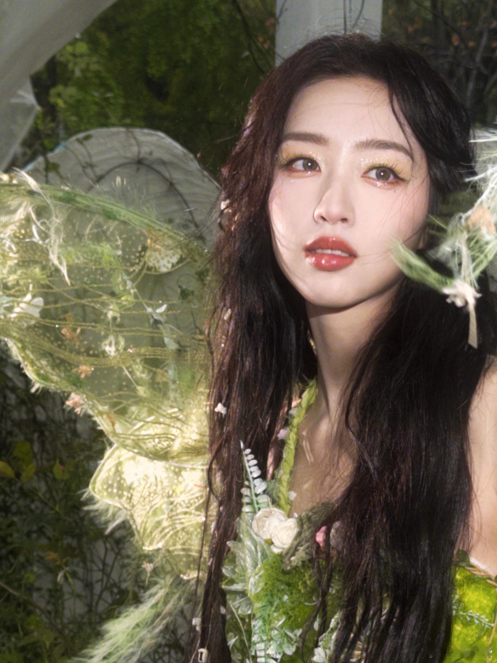 邓恩熙饭撒没有技巧全是感情 必须点开这个视频！邓恩熙候场的时候，就像个活泼的小天