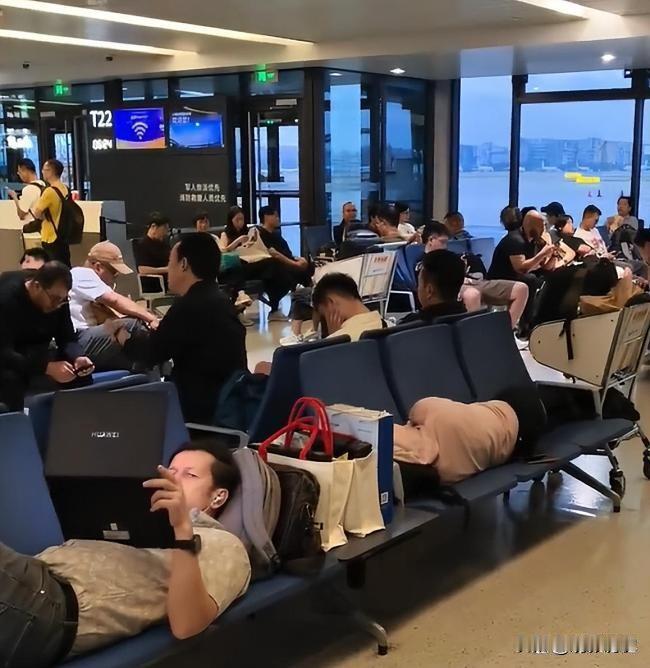 10月16日，上海虹桥机场两名外籍旅客脱鞋躺卧占用6个候机座位，经劝阻无效。机场
