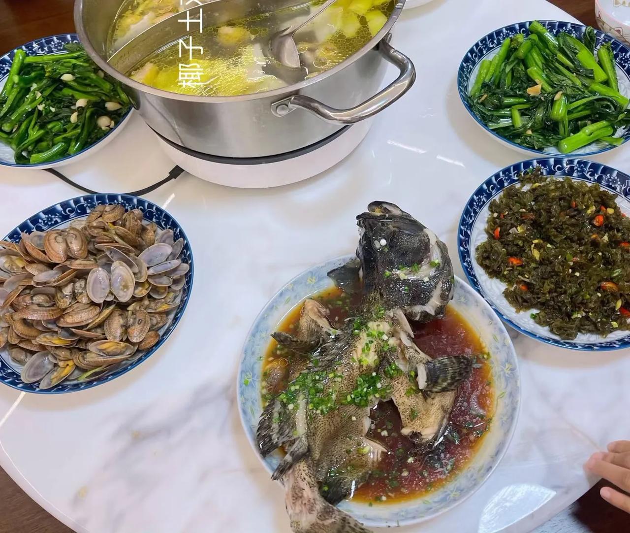 女人总说，全职妈妈毁了自己。
但我觉得我爱做饭菜，也可以接受当全职妈妈，毕竟我觉