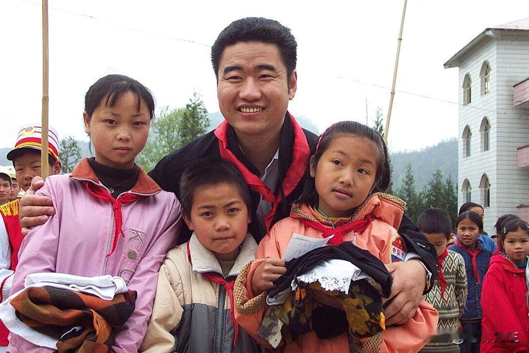 2005年，歌手丛飞身患癌症去世，停止资助183名贫困儿童，有家长打来电话质问: