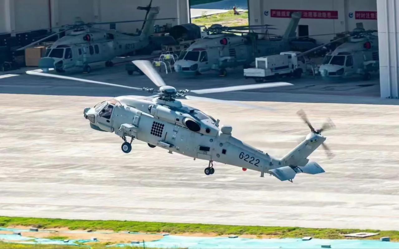 中国海直20或已经开始批量生产。3架反潜型海直20和一架通用型海直20同框的照片