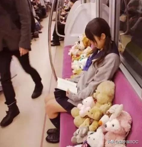 背包客挤地铁占座的行为非常讨厌，不知道你身边有没有这样的人，反正我是每天都会碰到