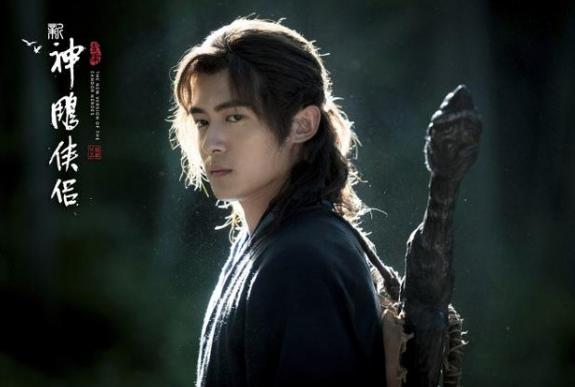 《新神雕侠侣》自从曝光演员阵容后，小龙女的选角便成了众矢之的。
先有李若彤的经典