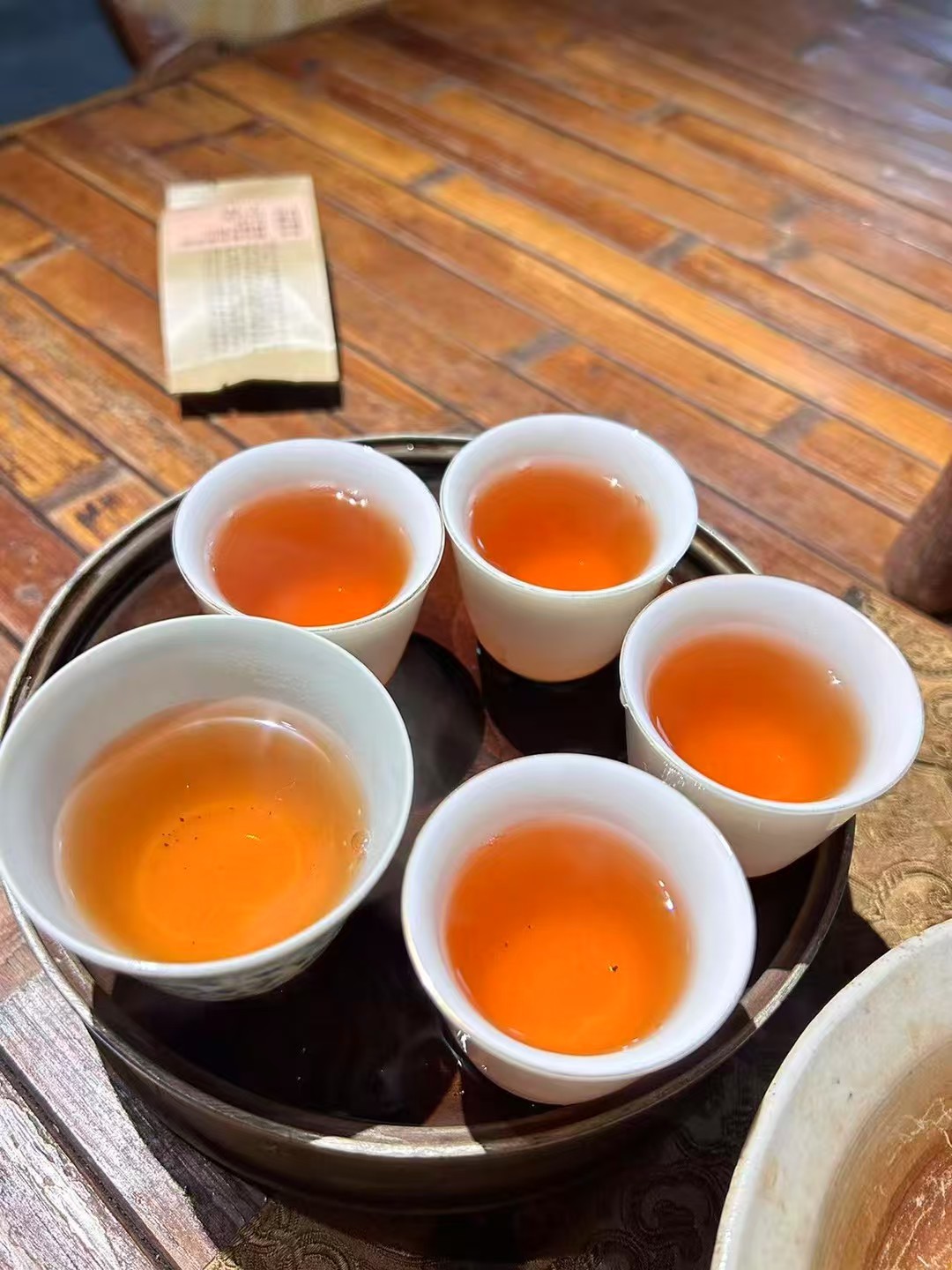 品茶赏器交友  一杯沸水入壶，看干茶缓缓舒展，看茶汤慢慢沉静。 