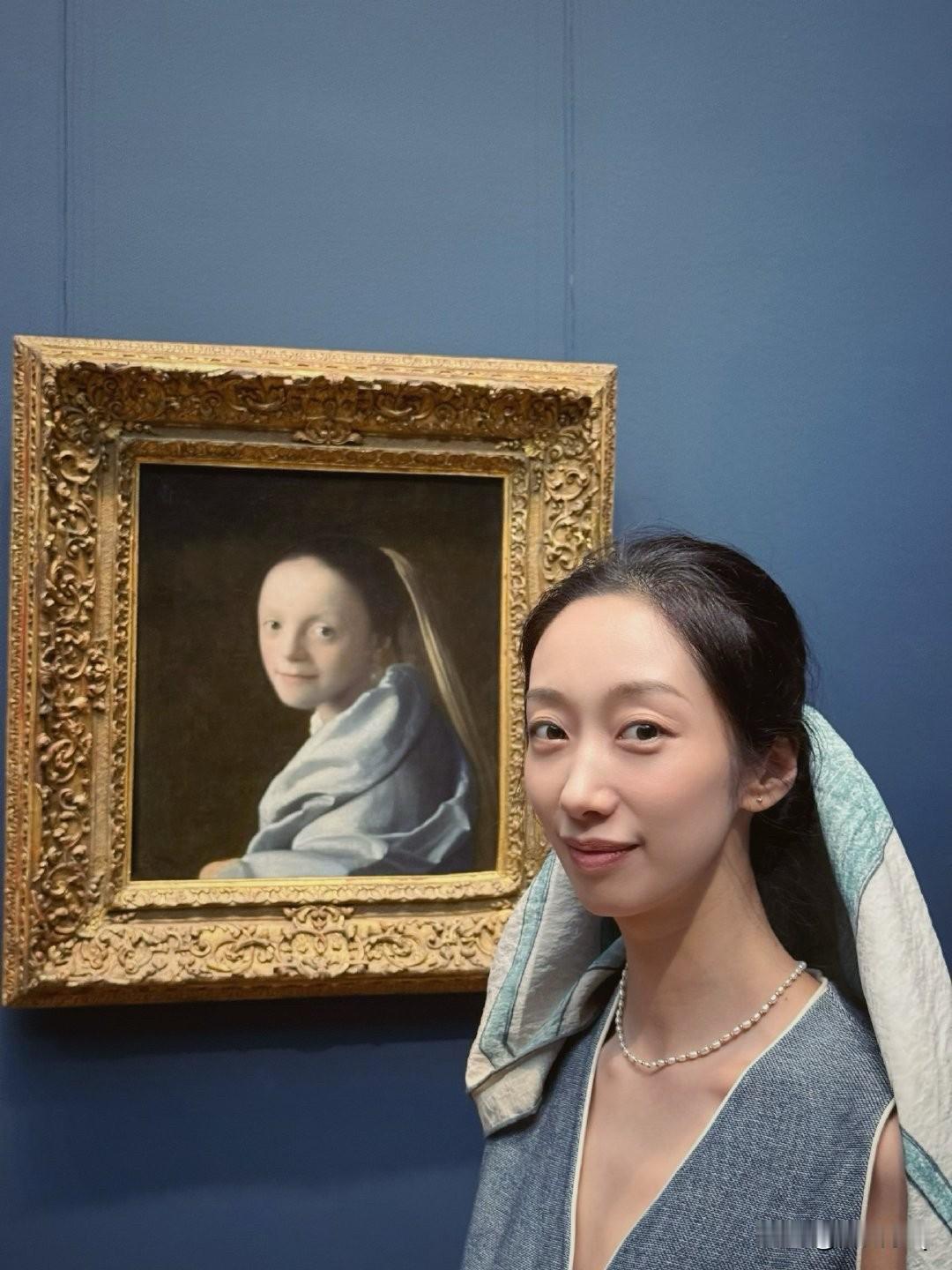 黄觉老婆麦子带着俩孩子逛画展，三个人cos油画简直绝了，很传神啊。