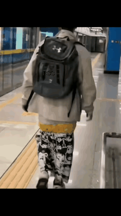 唉哟喂，小伙子，你穿的裤子是啥造型呀，走两步？[捂脸]

某地铁上和大街上，时常