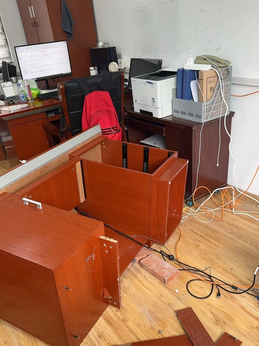 果然局长也受不了职场冷暴力！！