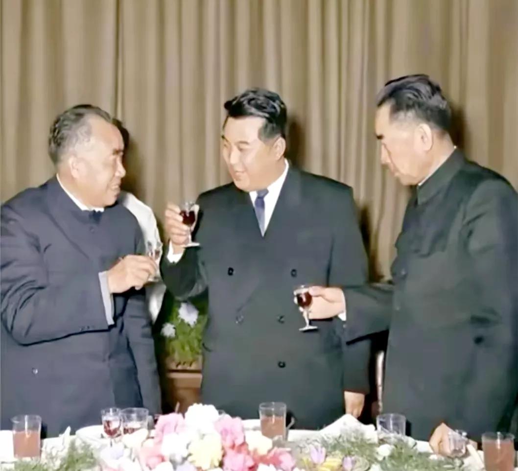 一张珍贵的照片。
这是一张1958年的照片，周恩来总理在欢迎酒会上和那两位敬酒的