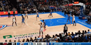 NBA赛场镜头：霍姆格伦好一招隔山打牛！
  切特的胳膊是真的好长啊，隔着队友把