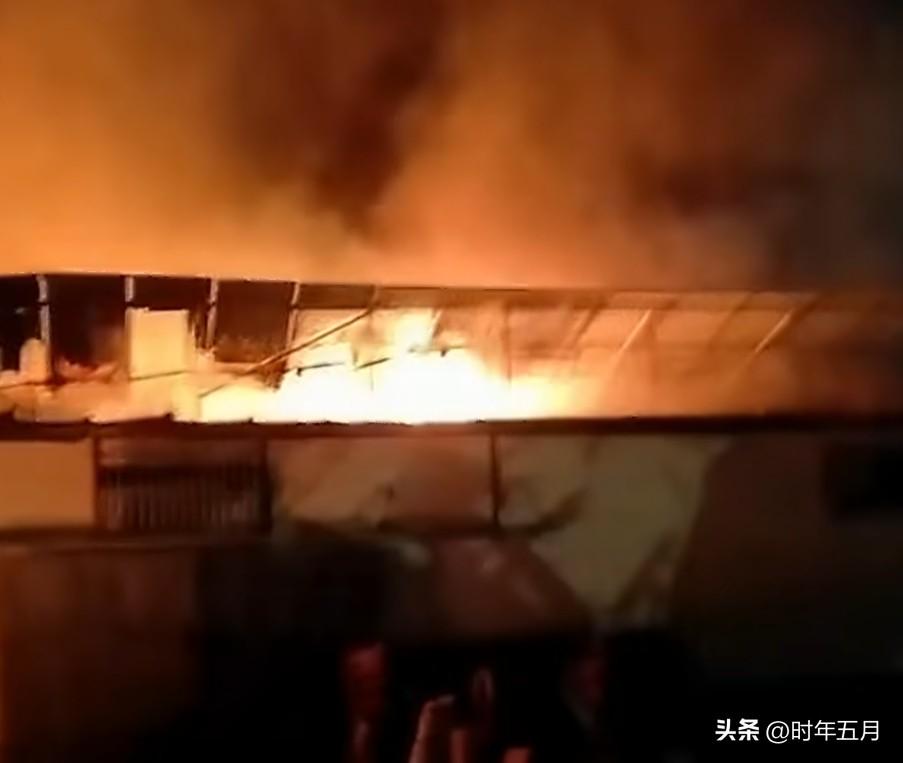 《国土报》援引紧急服务部门消息报道，在伊朗新一轮袭击中，至少有一枚伊朗导弹突破以