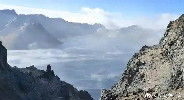 这就是所为的“海浩”现象！是极寒天气下，海面水汽遇冷凝结形成的冰晶雾现...