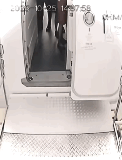 郑智化控诉深圳机场反转打脸！
监控视频亮出俩工作人员全程搀着他进机舱，跟他自个儿