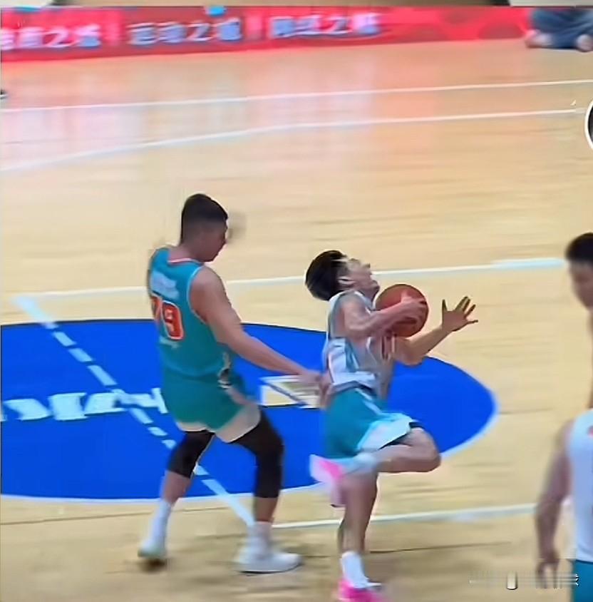 田桂森这个动作真不该！在NBL赛场上，代表山东蜜獾出场的田桂森在防守对手快攻时，