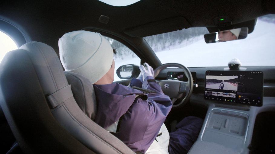 雪场里的少年感暴击！王安宇滑雪时的灵动与雪地驰骋的稳妥感狠狠戳中~座舱里和AI助