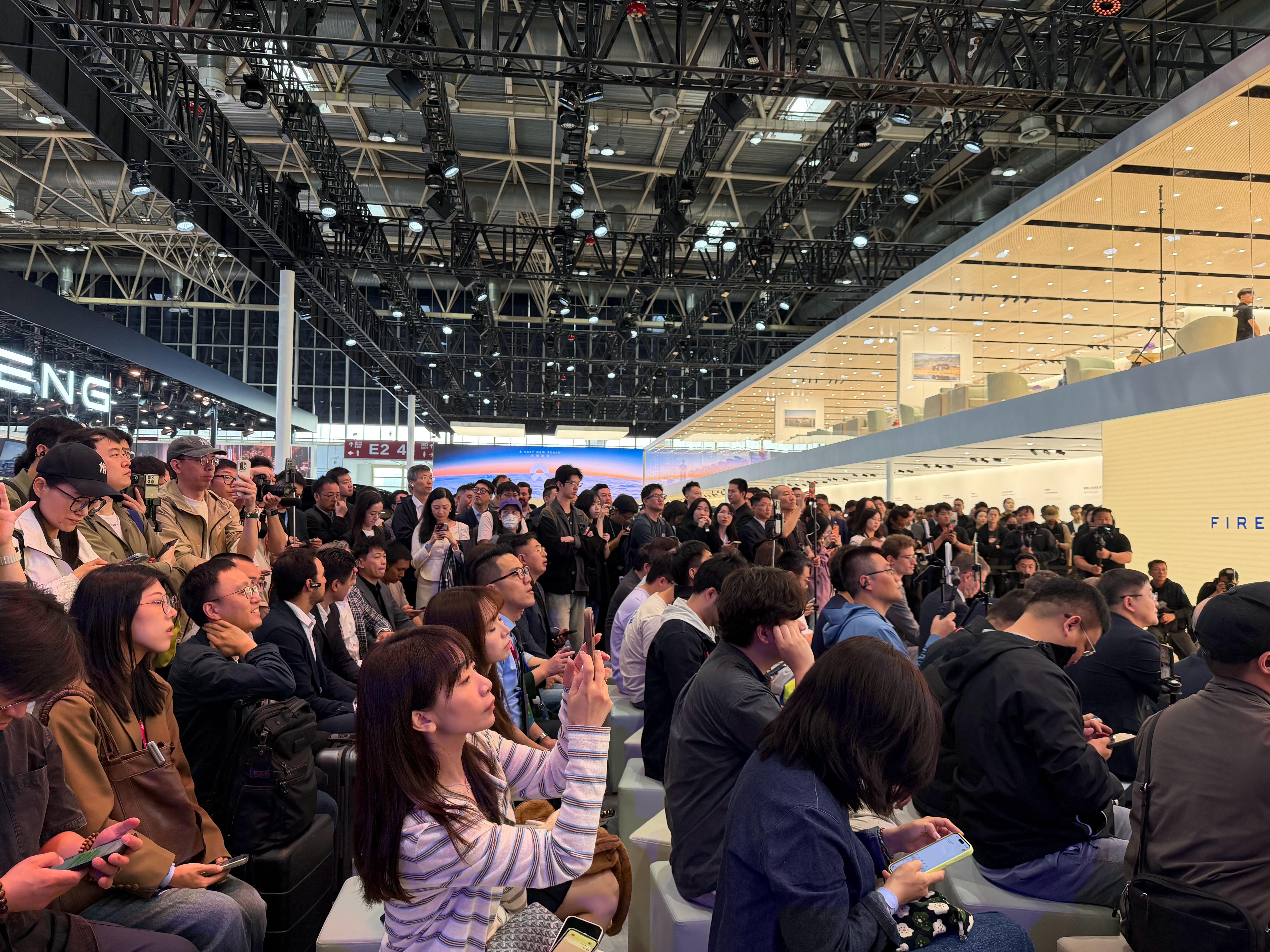 你们知道本届北京车展蔚来展台二楼的用户休息室长度有长吗？我算出来了，站台总长度1