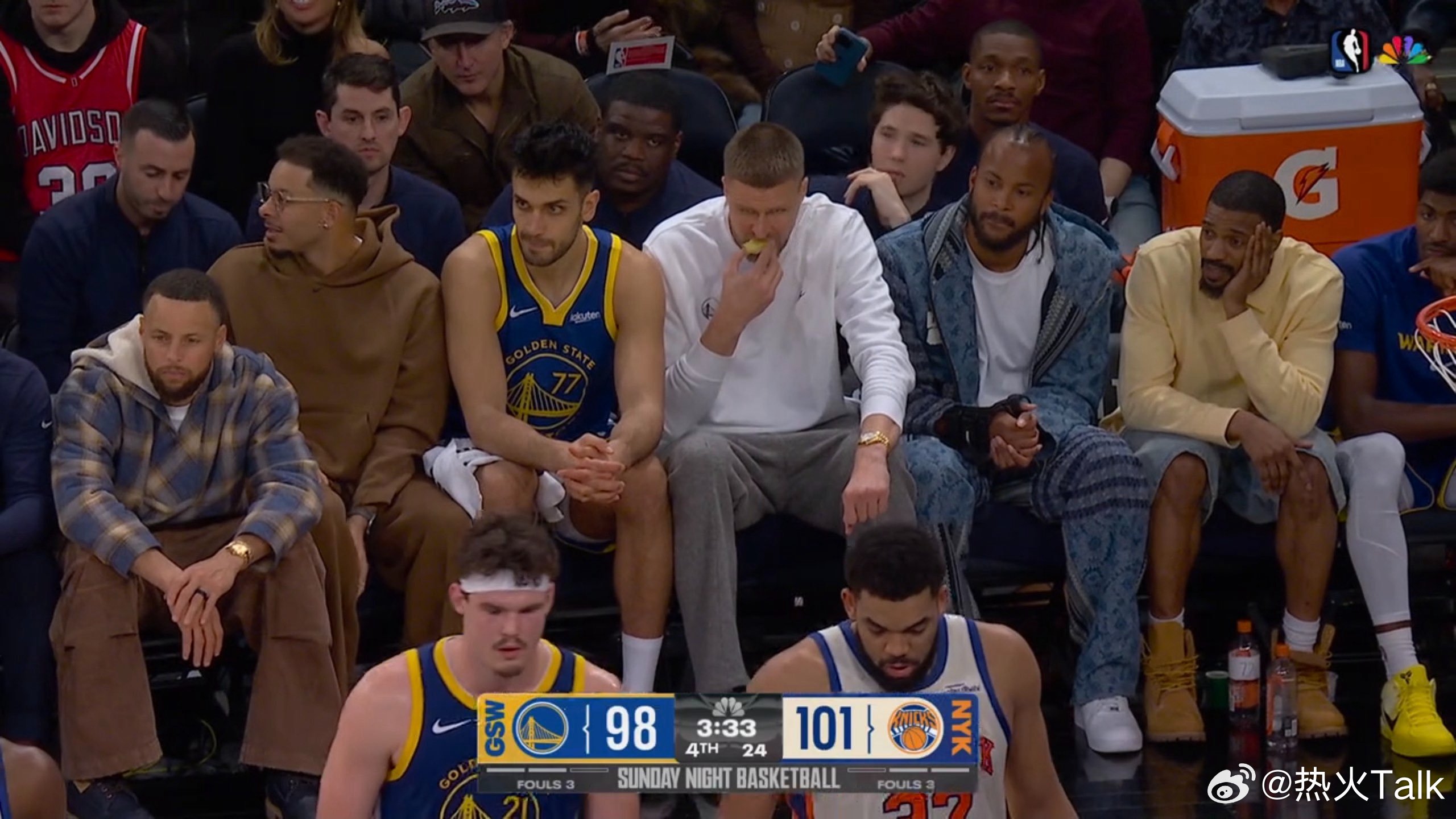 勇士替补席上全是伤员，还一个赛季报销的巴特勒，能和尼克斯拼到最后一刻真的尽力了，