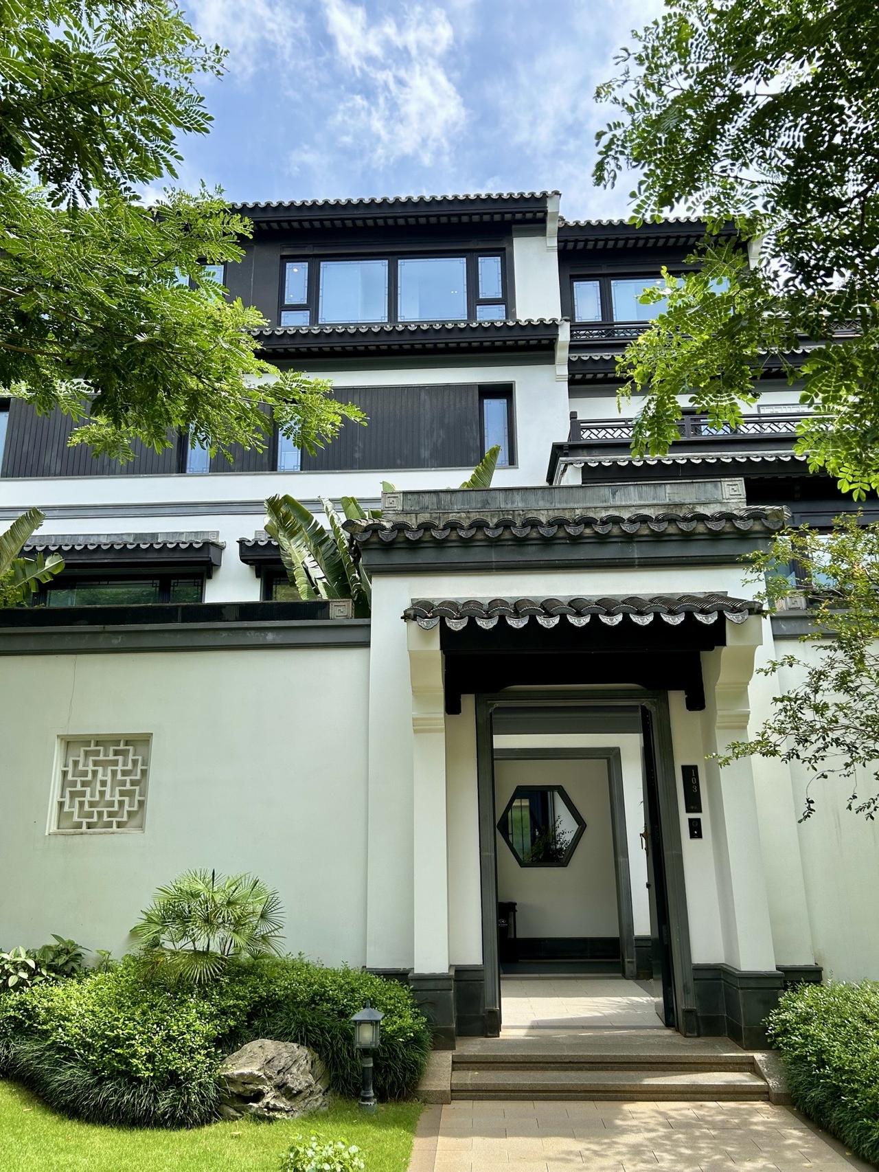 不是在杭州，而是在海口的中式别墅，也是海南为数不多的纯中式别墅区，就在江东新区。