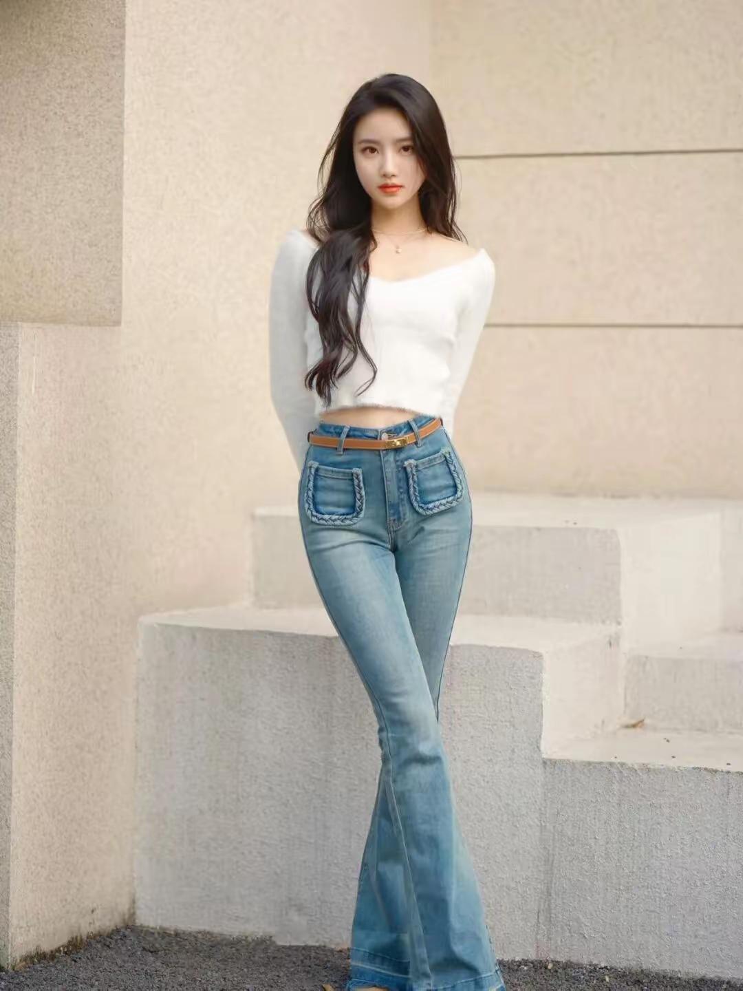 ✨ 冬日限定松弛感 ✨
暖黄的阳光漫过米白墙面，毛绒针织衫裹着温柔，喇叭裤衬得步