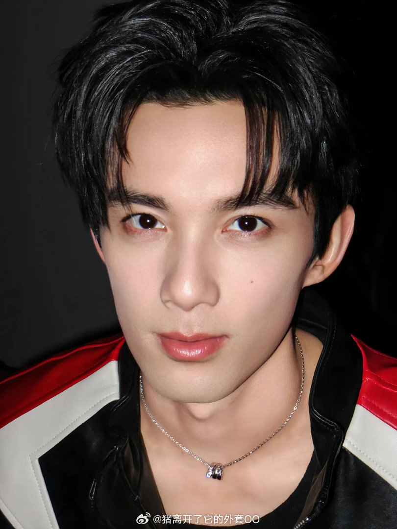 吴磊今日机车服营业，帅的我眼前一亮，又酷又帅！！