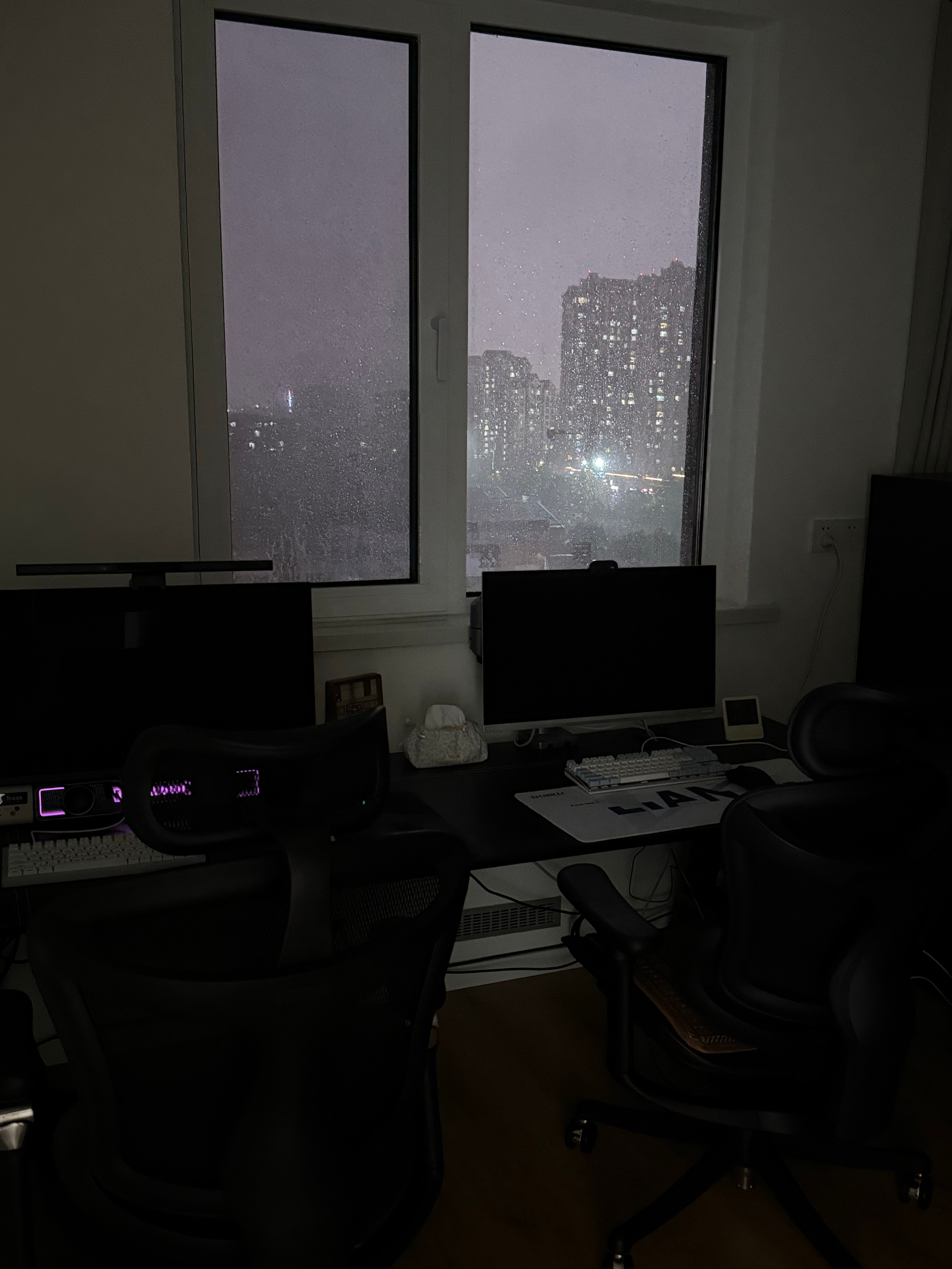 下雨天的电竞房好大的雨 