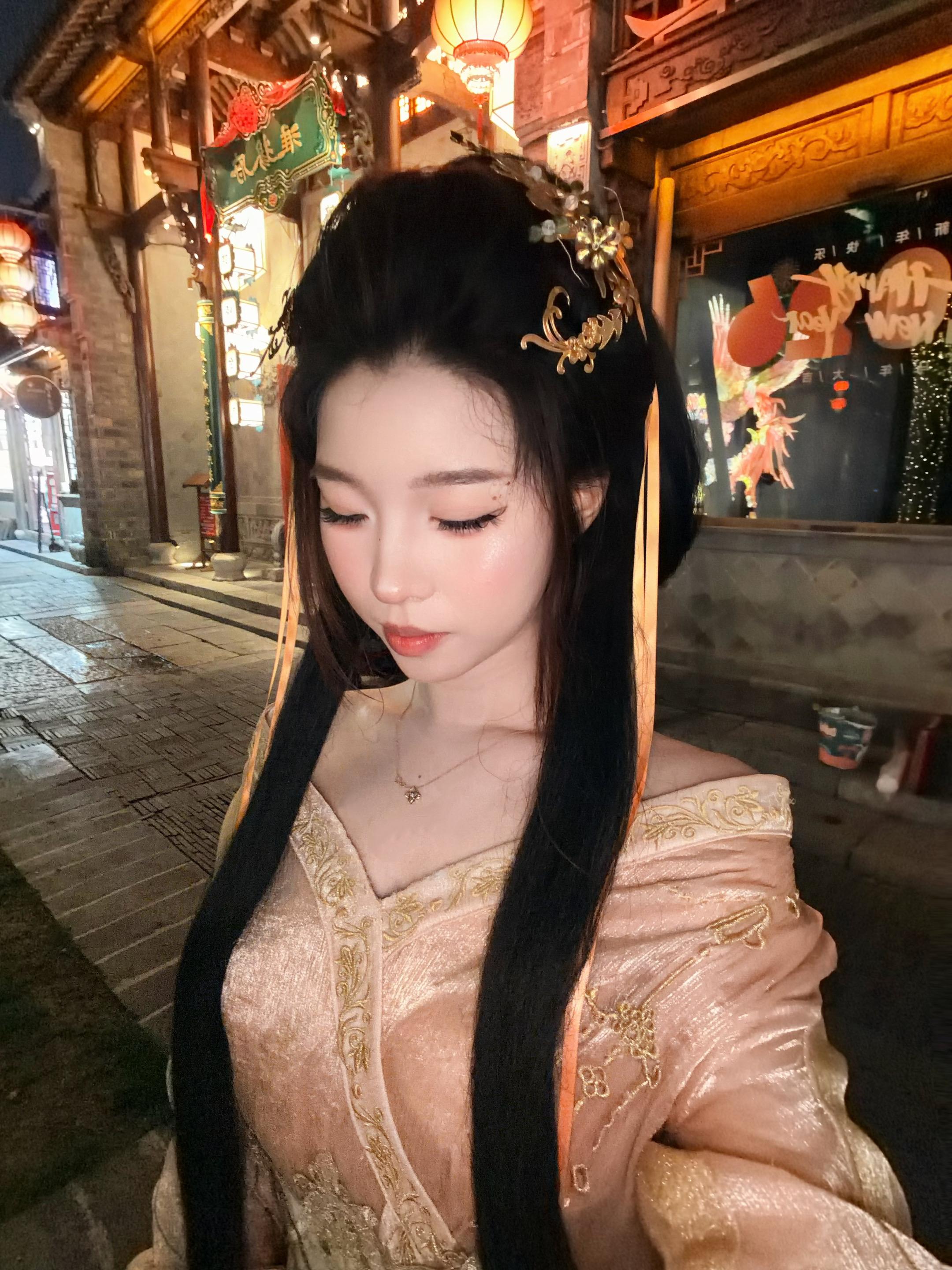 再有一万年.深情也不变.