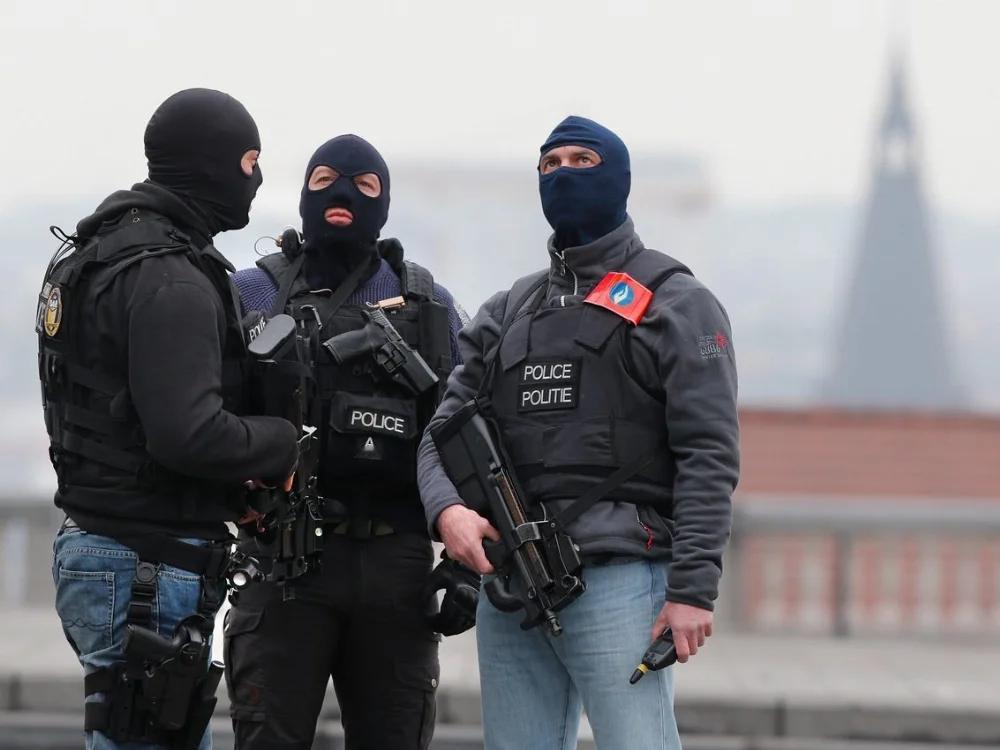 蒙面比利时警察守卫比利时布鲁塞尔司法宫法院周围地区