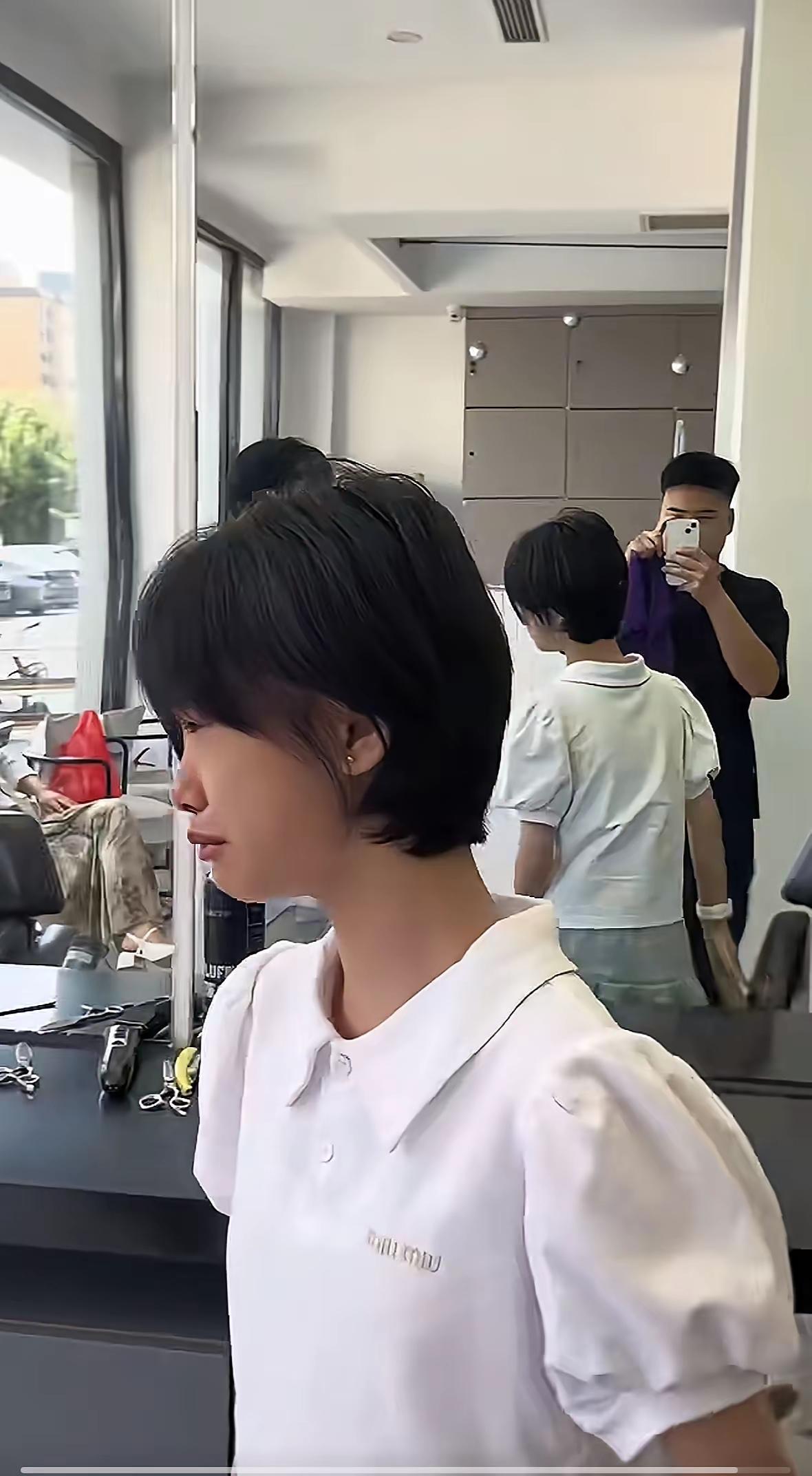 上初中为什么非得剪短发？河北邯郸一个女生去剪了短发，还没出理发店就委屈的哭了起来